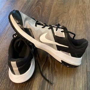 Nike men’s 8.5 gray black running shoes sneakers